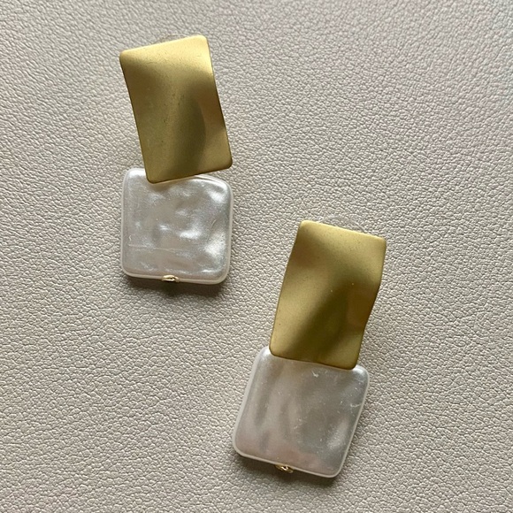 Margaret Pearl Earrings - Picture 1 of 3